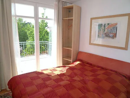 2. Schlafzimmer mit Boxspringbetten und motorischer Verstellung, direkter Zugang zur Terrasse und wunderbarer Blick in den großen Garten