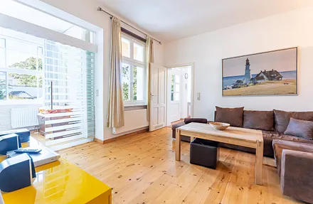 Wohnzimmer mit Couch 