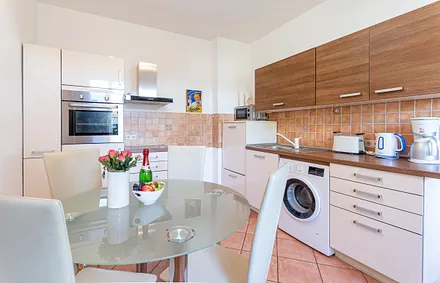 Küchenblock mit Geschirrspüler, Herd, Waschmaschine und Kühlschrank