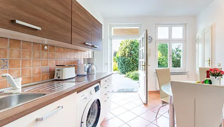 Küchenblock mit Geschirrspüler, Herd, Waschmaschine und Kühlschrank