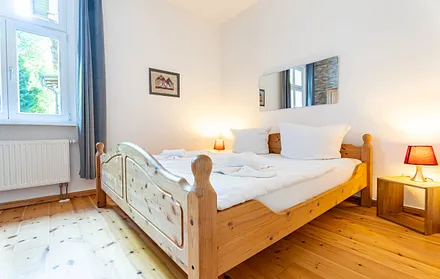 Schlafzimmer mit Doppellbett (180x200)