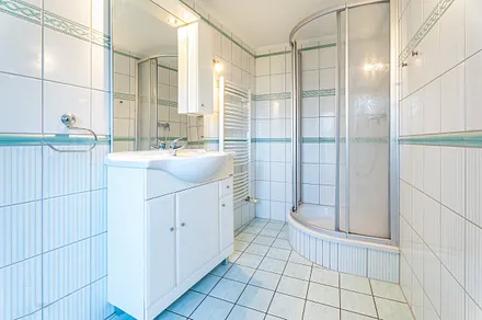 Bad mit Dusche und WC