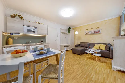 Auf der Couch kann für 2 Kinder oder 1 Erwachsenen aufgebettet werden.