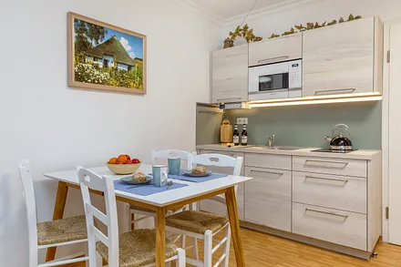 Der Eßbereich mit Küchenzeile.