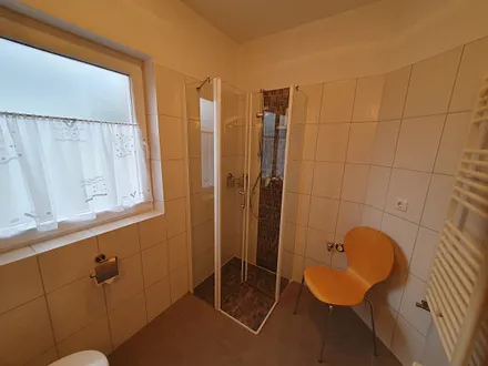 ... mit ebenerdiger Dusche