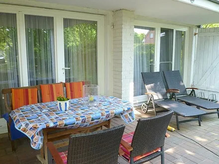 Große, überdachte Terrasse mit 2 Rollliegen