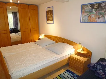 Schlafzimmer mit Doppelbett und zusätzlichem Einzelbett