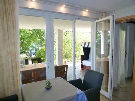 Gemütliche Ledersessel, Blick auf die Terrasse und ins Grüne