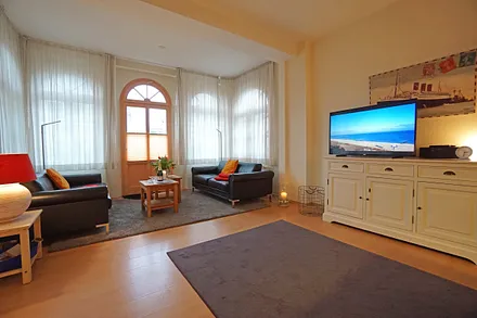 Wohnzimmer mit Blick in Richtung Terrassentür