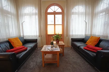 gemütliche Sitzecke mit Blick in Richtung Terrasse