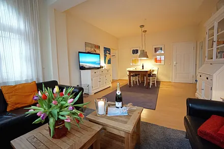 Wohnzimmer mit Flachbildfernseher,Couch & Esstisch