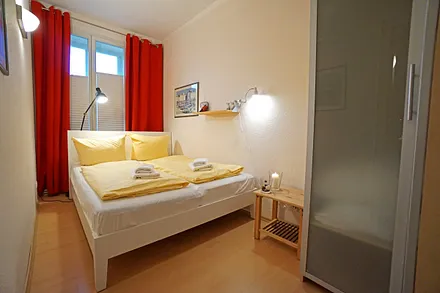 erstes Schlafzimmer mit Doppelbett (160x200 cm)