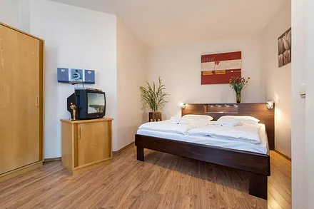 Im großen Schlafzimmer gibt es ein TV-Gerät ...