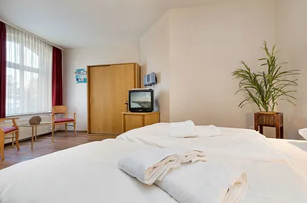 ... sowie Doppelbett und Kleiderschrank.