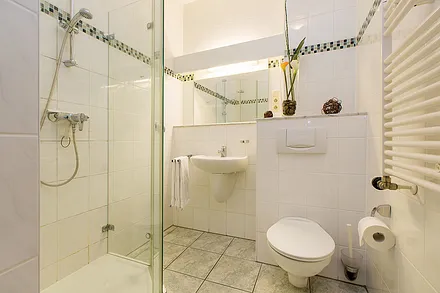 Hier der Blick in das schöne Bad mit Echtglasdusche. 