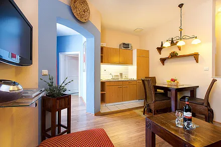 Im Winter 2019 wurde eine neue Küchenzeile eingebaut. Hier sehen Sie noch die alte Küche. Ein Foto von der neuen folgt in Kürze.