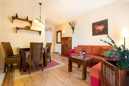 WLAn ist in der Ferienwohnung kostenfrei verfügbar. Das TV-Gerät ist internetfähig.