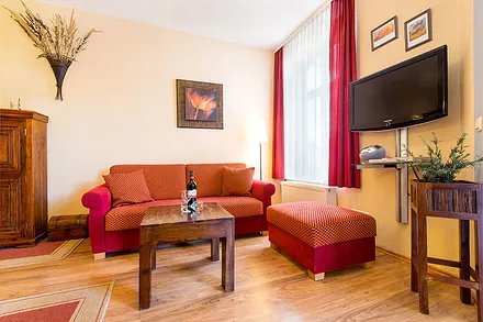 Auf der Couch kann bei Bedarf für 1 Person aufgebettet werden.