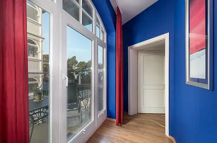 Hier der Fur zum Balkon und zum Schlafzimmer.