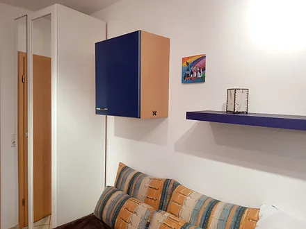 Kleiderschrank mit praktischer Ausstattung und Spiegeltür