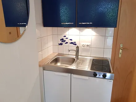 Hochwertige Miniküche mit Cerankochfeld und Kühlschrank (4-Sterne Eisfach)