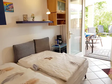 Komfortable Schlafcouch, Liegefläche mit hochwertigem Topper