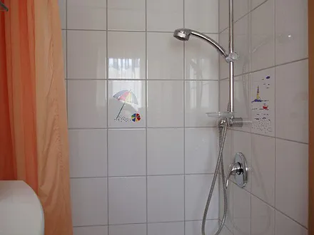 Modernes Bad mit Dusche, WC und Fenster