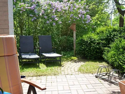 Terrasse mit Liegen und Strandkorb, teilweise überdacht, geschützt im Grünen