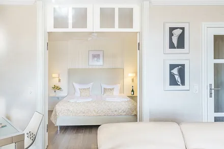 Schlafzimmer mit XXL-Doppelbett