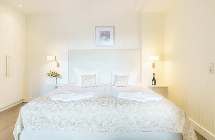 Schlafzimmer mit XXL-Doppelbett