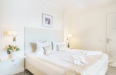 Schlafzimmer mit XXL-Doppelbett