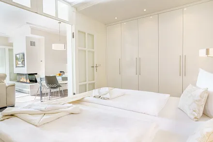 Schlafzimmer mit XXL-Doppelbett