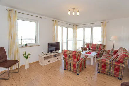 Wohnbereich mit Panoramablicküber den Wieker Hafen bis zur Insel Hiddensee