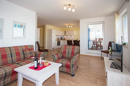 Großzügiger Wohn-/Essbereich mit großem Flachbild TV, Balkon mit direktem Blick auf den Yachthafen