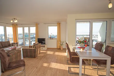 Wohn- und Essbereich mit Blick auf den Wieker Yachthafen