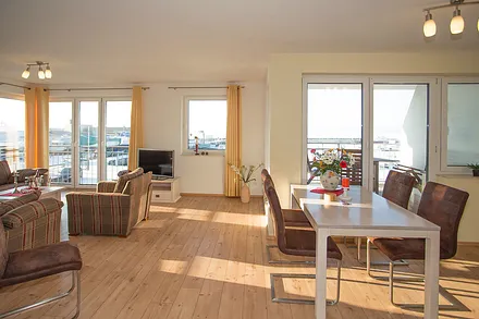 Wohn- und Essbereich mit Blick auf den Wieker Yachthafen