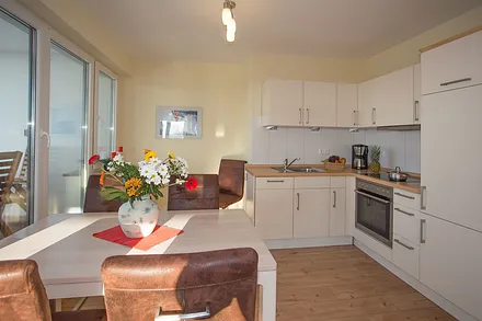 Wohnküche mit Geschirrspüler und Backofen