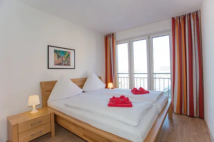 Schlafzimmer 1 mit Blick auf das Wasser