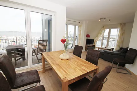 Wohn- und Essbereich mit Blick auf den Wieker Yachthafen