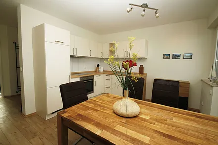 Koch-Essbereich mit Backofen und Geschirrspüler, Balkon mit Panoramablick auf´s Wasser