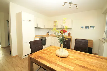 Wohnküche mit großem Essbereich und Geschirrspüler und Backofen