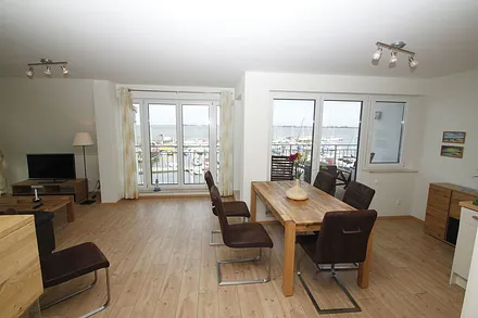 Wohnbereich mit Blick auf den Yachthafen