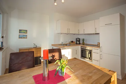 Wohnküche mit großem Essbereich und Geschirrspüler und Backofen