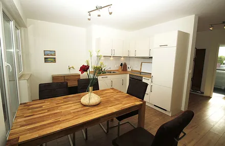 Wohnküche mit großem Essbereich und Geschirrspüler und Backofen