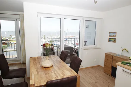 Esstisch mit Blick auf den Wieker Yachthafen