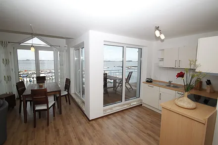 Koch-/Essbereich mit Backofen und Geschirrspüler