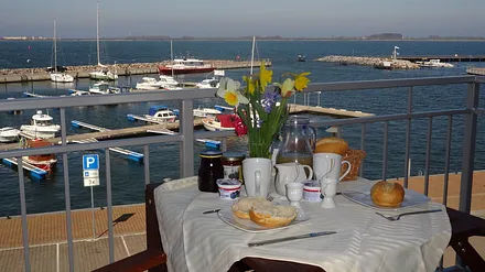 Frühstück auf dem Balkon
