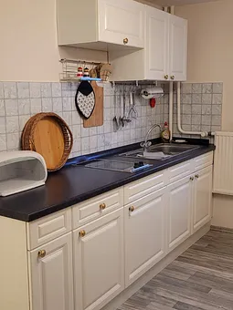 Küchenzeile mit 2-Platten-Herd