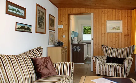 Blick vom Wohnraum in die Küche