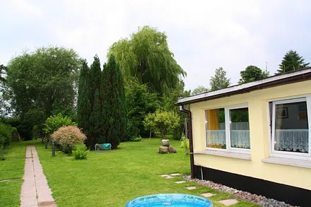 Direkt am Wasser... hinter den Bäumen beginnt der Schmachter See